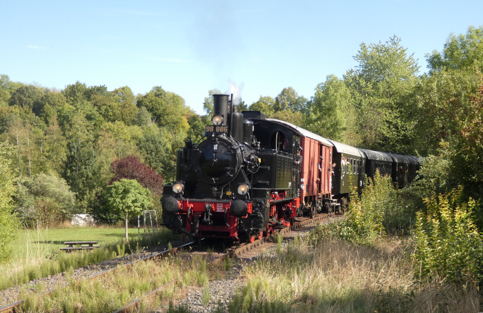 98&nbsp;886 vor Zug Mellrichstadt&rarr;Fladungen hinter Mellrichstadt in der Marbach-Senke vor dem Bahnübergang der Siedlungsstraße, um 16:11h am 06.09.2026