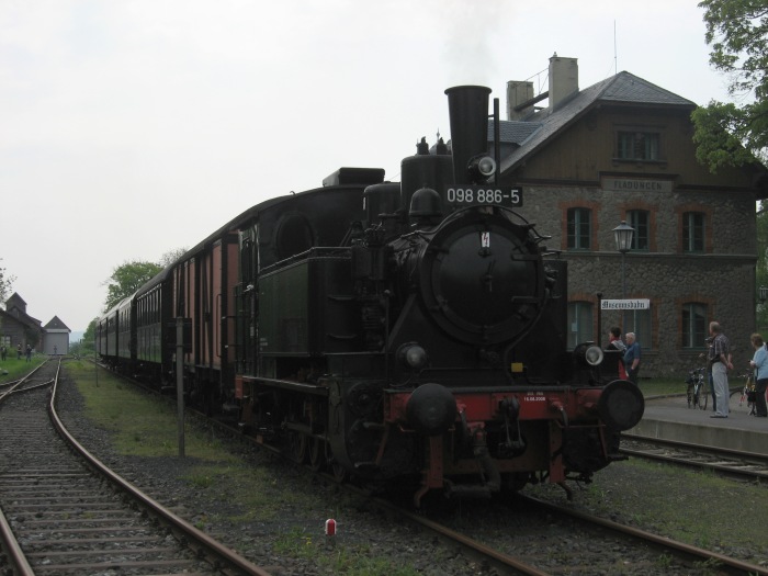98 886 in Fladungen im Bahnhof, am 01.05.2009