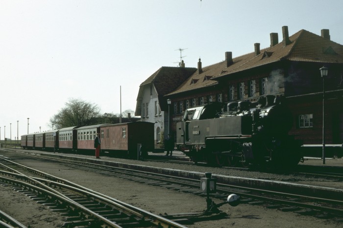 099 902 (alias 99 322) setzt vor einen Zug nach Doberan im Bahnhof Kühlungsborn West, am 19.04.1992