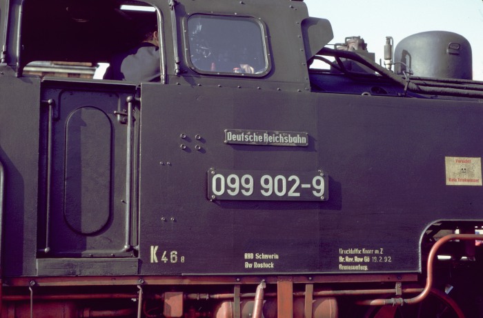 So absurd sahen die Anschriften der 99 322 nun vor dem P 14151 aus, fotografiert im Bahnhof Kühlungsborn West am 19.04.1992