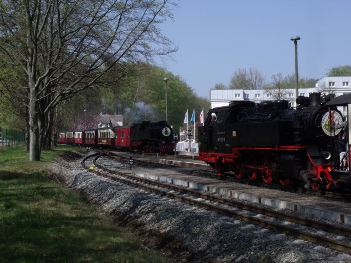 99 2322 Tv vor Zug nach Kühlungsborn wartet in Heiligendamm auf den Gegenzug, der von 99 2323 geführt wird, 12:00h am 22.04.2011
