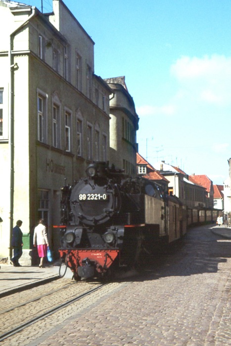 99 2321 mit Zug aus Kühlungsborn in der Stadtdurchfahrt von Bad Doberan, im September 1978