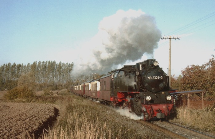 99 2321 mit Zug Richtung Bad Doberan, hinter Kühlungsborn Ost fotografiert, vermutlich um 2001