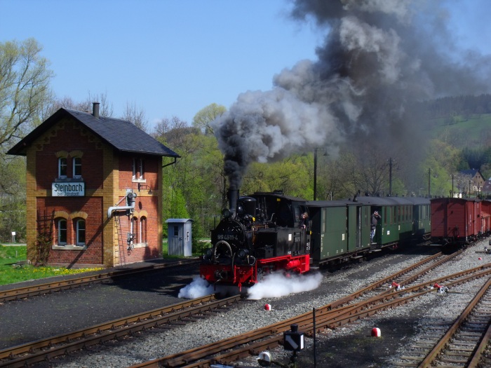 99 4511 mit Zug Nr.11 nach Jöhstadt, Ausfahrt Steinbach - unverkennbar -, um 11:02h am 30.04.2017