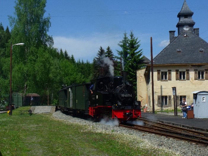 99 4511 mit Zug 49 unverkennbar Ausfahrt Schlössel, um 14:12h am 26.05.2012