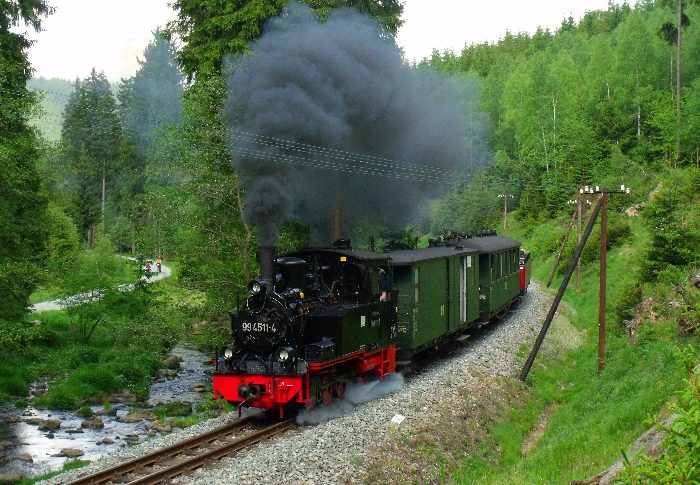 99 4511 mit Zug Nr.53 im Tal neben dem Fluß Schwarzwasser, kurz vor dem Wanderweg- Bahnübergang bei km 21,0, um 16:01h am 28.05.2012