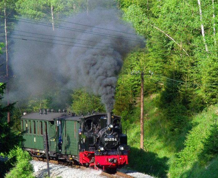 99 4511 mit ziemlich kurz geratenem Zug Nr.57 im Tal neben dem Fluß Schwarzwasser, kurz vor dem Wanderweg- Bahnübergang bei km 21,0, um 18:03h am 28.05.2012