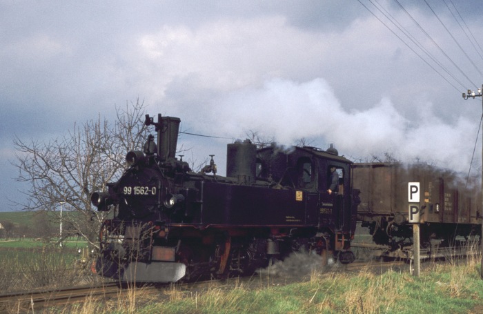 99 1562 mit Güterzug aus Oschatz an der Einfahrt von Mügeln, um ca. 13:00h am 15.03.1977