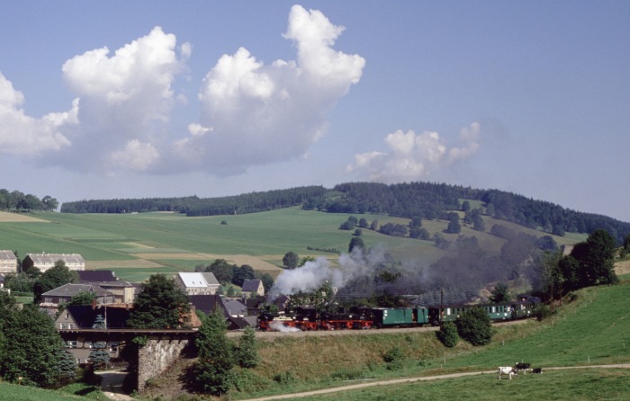 99 1542 + 99 1608 mit Zug nach Oberwiesenthal bei Neudorf, am 13.07.1997