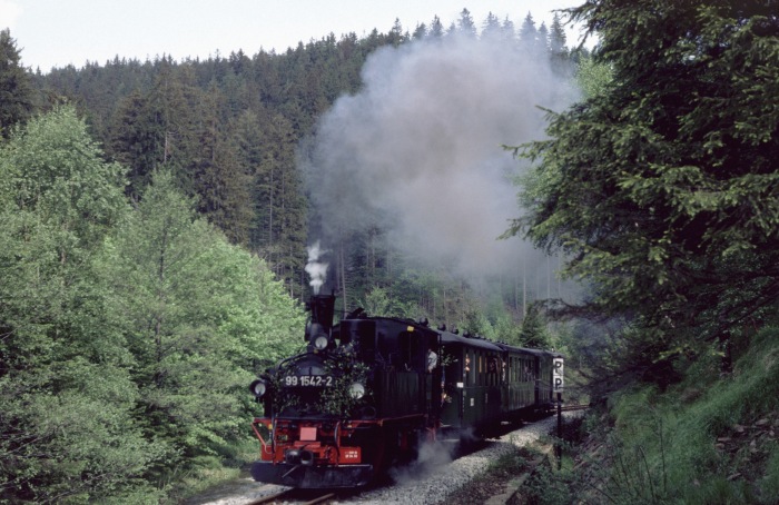 99 1542 mit Personenzug im Tal zwischen Schmalzgrube und Schlössel, am 03.06.1995