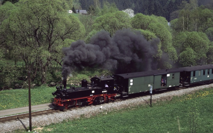 99 1590 mit Personenzug ->Jöhstadt hinter Schmalzgrube, am 10.05.2002