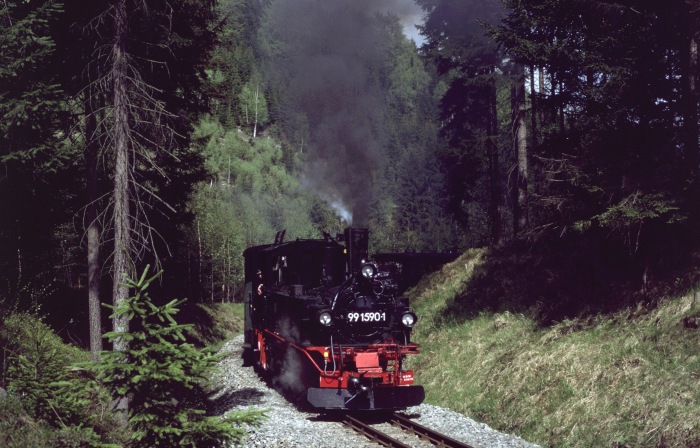 99 1590 mit Personenzug im Tal zw. Schmalzgrube und Schlössel, am 10.05.2002