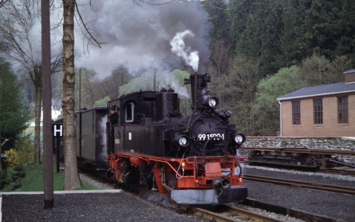 99 1590 mit Zug Nr.15 einfahrend Schmalzgrube, am 05.05.2005