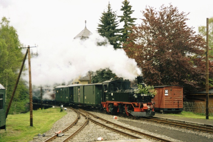 99 1568 mit Personenzug einfahrend in Schlössel, am 25.05.2005