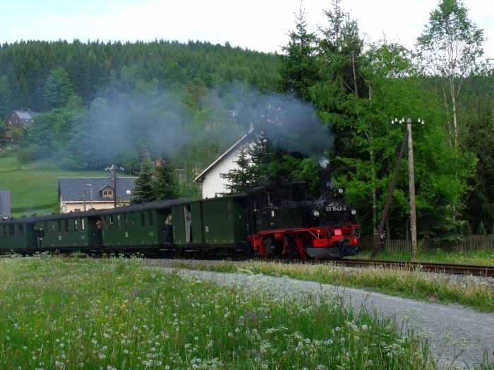 99 1542 mit Zug Nr.29 hinter Ausfahrt Schmalzgrube, um 18:26h am 26.05.2012