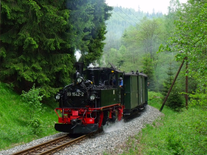 99 1542 mit Zug Nr.23 an der Einfahrt von Schlössel, um 12:37h am 27.05.2012