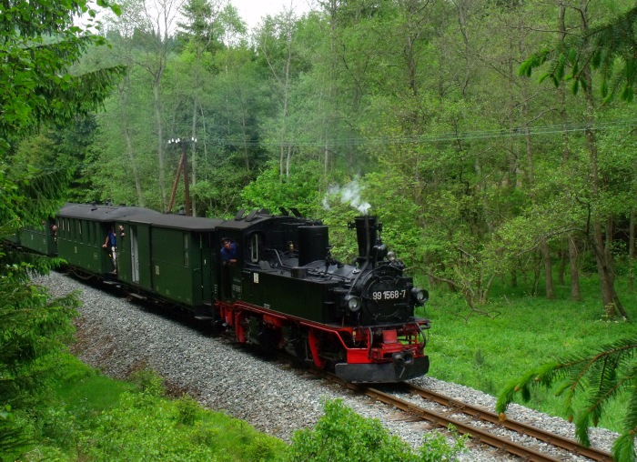 99 1568 mit Zug Nr. 25 hinter der Schwarzwasserbrücke vor Einfahrt Schlössel, um 14:38h am 27.05.2012