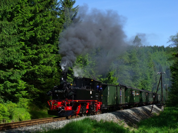 99 1542 mit Zug Nr.21 hinter der Schwarzwasser- Brücke am Loreleifelsen und vor der Einfahrt Schlössel, um 10:37h am 07.06.2014