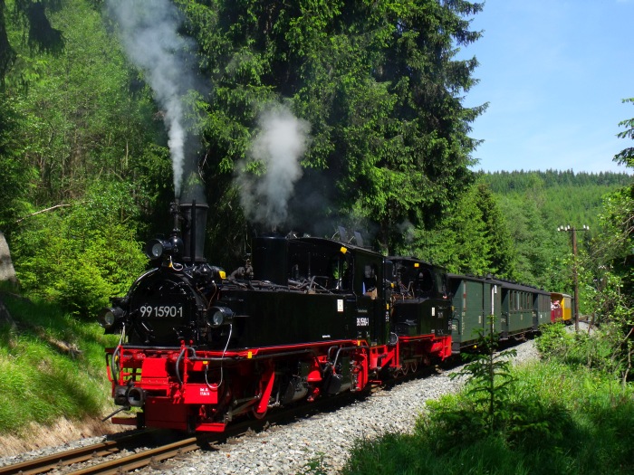 99 1590 + 99 4511 mit Zug Nr.11 fahren gerade wieder an, Einfahrt von Schlössel, um 11:40h am 07.06.2014