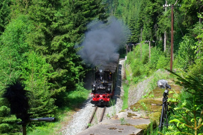 99 1542 mit Zug Nr.25 direkt von oben von der Stützmauer aufgenommen und fotografiert, neben der rauschenden Schwarzwasser, um 14:31h am 28.05.2012