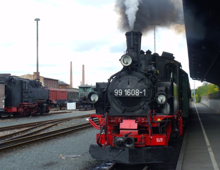 99 1608 vorm P 5304 nach Dipps, zu sehen am Bahnsteig in Freital-Hainsberg, um 14:22h am 26.09.2019