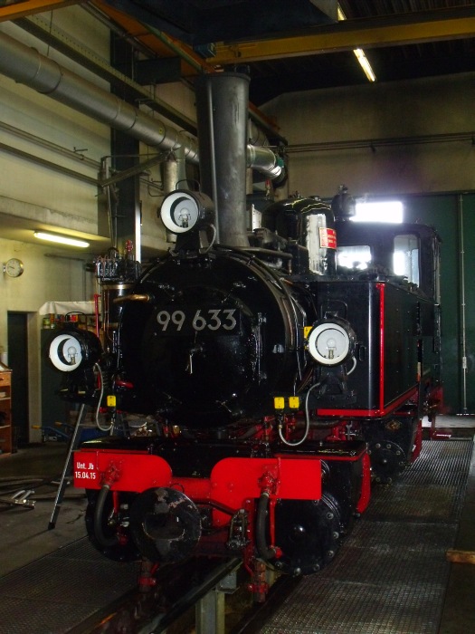 99 633 bei den Vorbereitungen in der Lokomotiven-Halle in Warthausen, gegen 9:45h am 09.07.2017