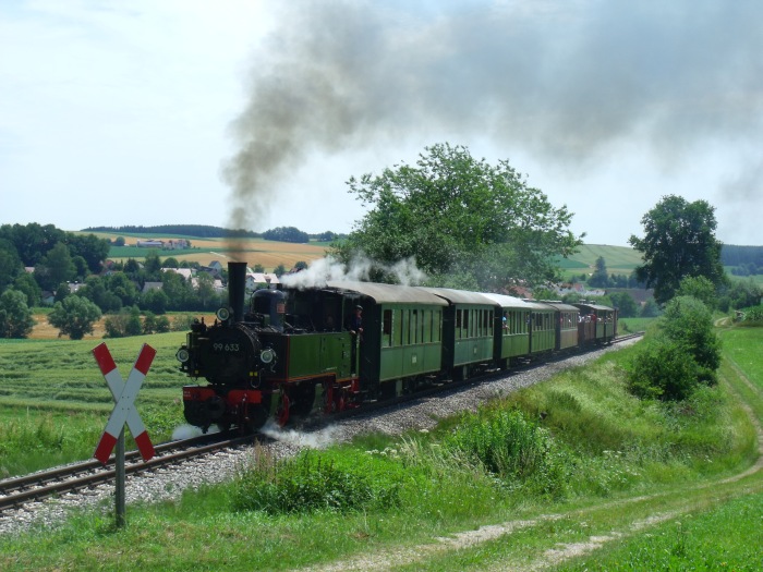 99 633 mit Zug von Ochsenhausen nach Warthausen, in der Steigung hinter Reinstetten (bei km 16,8), um 12:21h am 09.07.2017
