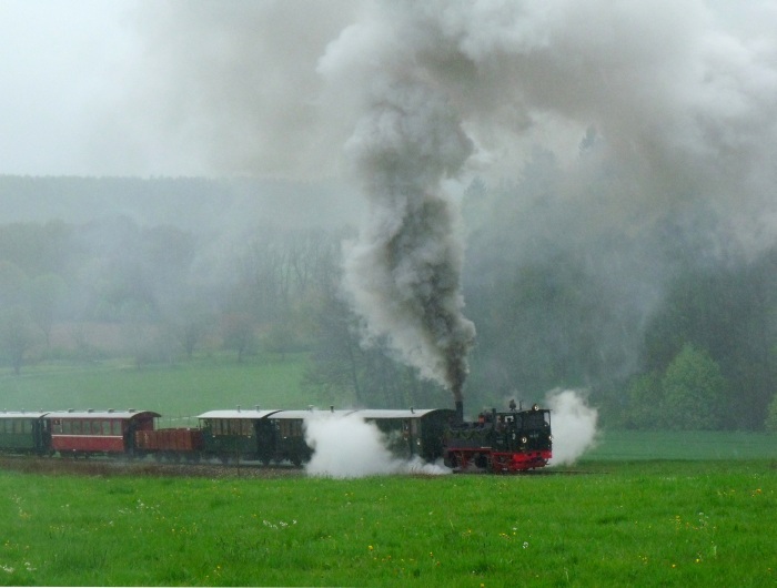 99 633 Tv mit Zug Warthausen-Ochsenhausen im Beginn der langen Steigung bei Wennedach, um 15:30h am 1.Mai 2015