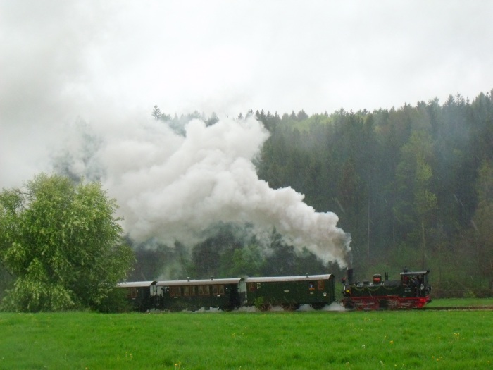 99 633 Tv mit Zug Warthausen-Ochsenhausen in der langen Steigung bei Wennedach, um 15:30h am 1.Mai 2015