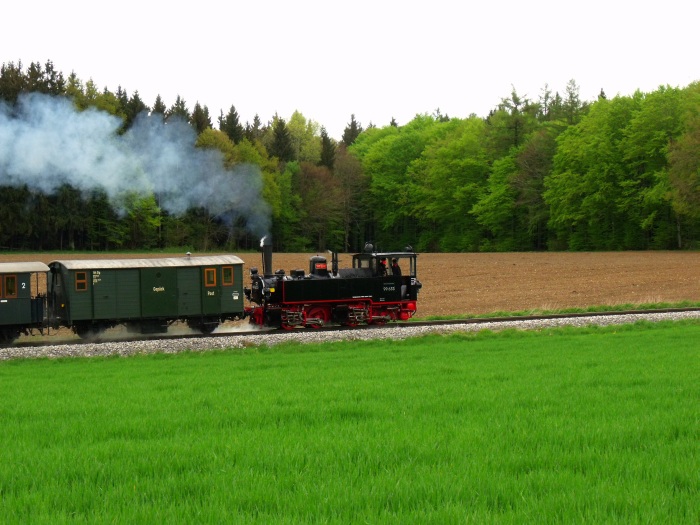99 633 Tv mit Zug Warthausen→Ochsenhausen, an den Feldern kurz vorm Scheitelpunkt der Steigung oberhalb von Wennedach, bei km 15,4, um 15:30h am 02.05.2015
