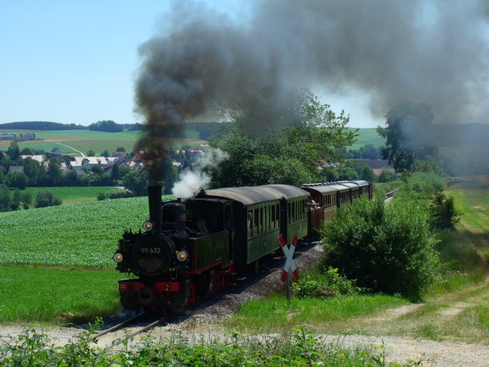 99 633 mit normalem Plan-Regelzug der Öchsle-Bahn Ochsenhausen→Warthausen oberhalb von Reinstetten, um 12:17h am 10.07.2016