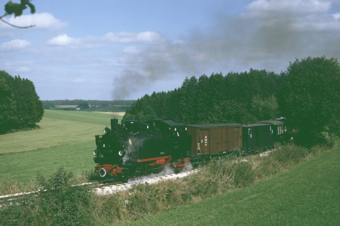 99 716 mit Zug von Ochsenhausen nach Warthausen hinter Reinstetten, am 03.10.1997
