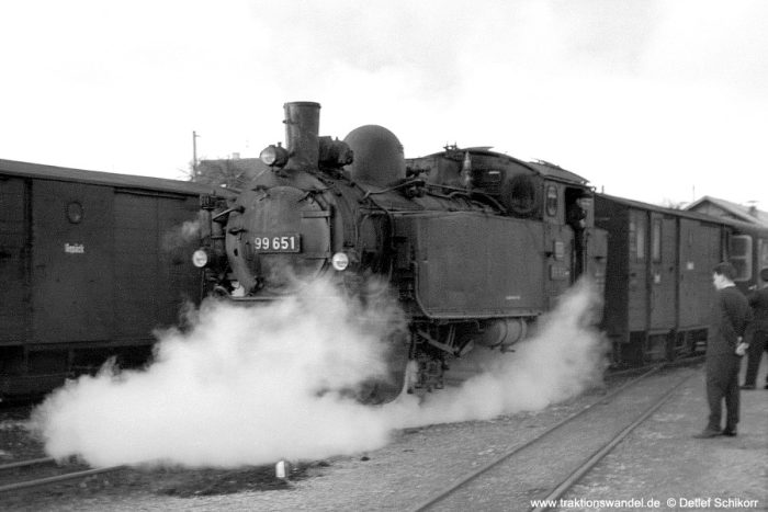 99 651 beim Umsetzen am Personenzug in Beilstein am 02.06.1966