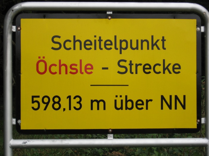 Scheitelpunkt-Schild der Öchsle-Bahn, am 08.09.2007