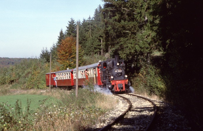 99 7203 mit Zug nach Oppingen am kleinen Wald unterhalb von Oppingen, 14:50h am 08.10.1995