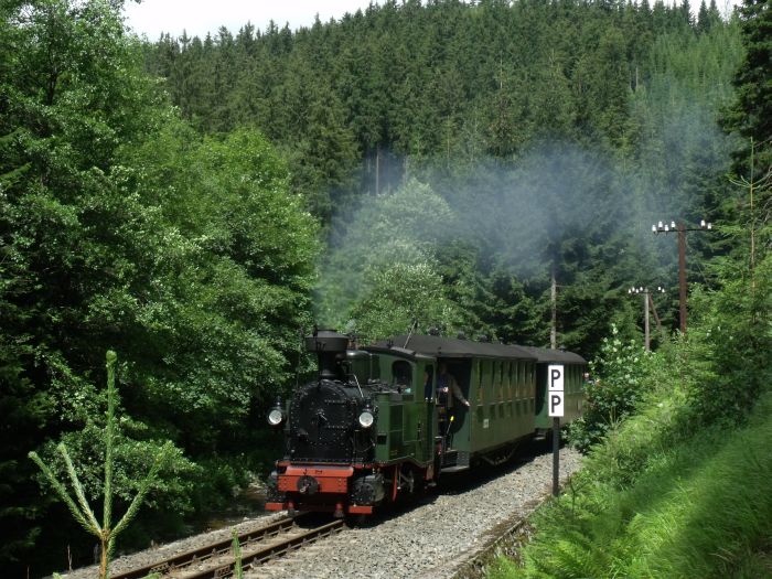 No 54 mit Zug Nr.13 direkt neben der Preßnitz im Tal zwischen Schmalzgrube und Schlössel, um 13:38h am 23.07.2011