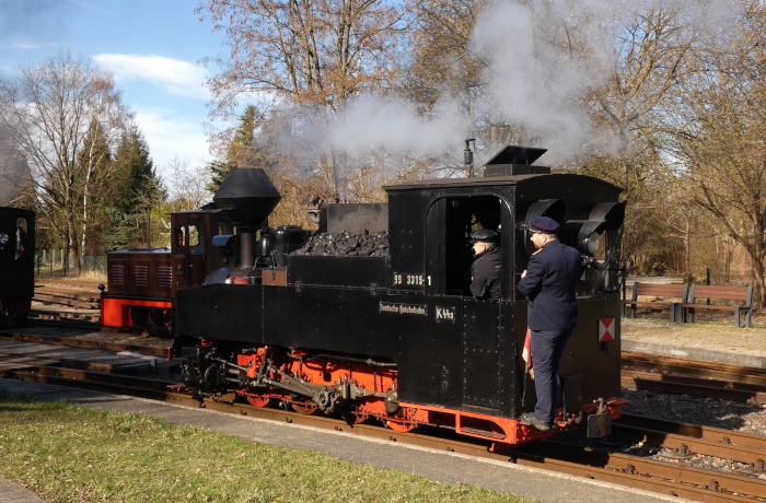 Am Morgen des Oster-Sonntags, den 05.04.2026 um 9:28 fährt 99&nbsp;3315&nbsp; zum Ankuppeln an ihren Zug Richtung Muskau am Bahnsteig im Bahnhof Weißwasser heran