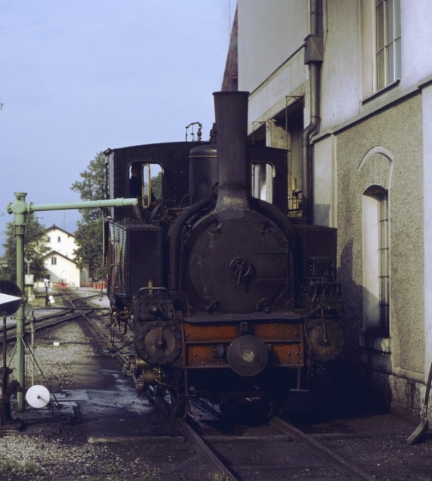 Lok 1 im Betriebswerk Jenbach am Wasserkran, am 19.08.1995