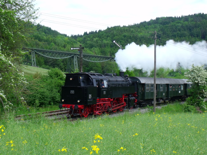 262 BB Tv mit Zug Blumberg→Weizen abwärts, Ausfahrt Epfenhofen, um 14:26h am 28.05.2016