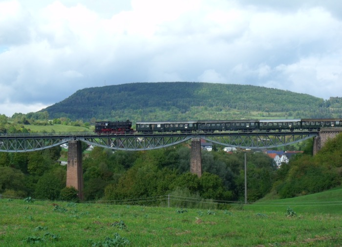 BB 262 Tv mit Zug von Blumberg nach Weizen abwärts fahrend, auf dem Mühltental-Viadukt südlich von Fützen, um 14:43h am 14.09.2018