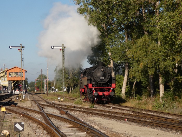 BB 262 kam gerade aus Fützen morgens an und fährt an das östliche Abstellgleis, um dort ihren Zug abzuholen, Blumberg um 9:31h am 25.09.2021