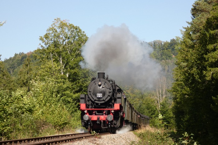 BB 262  mit Zug von Weizen nach Blumberg aufwärts, im Wald zwischen der Wutachbrücke und kl.Stockhaldentunnel vor Grimmelshofen, um 11:50h am 25.09.2021
