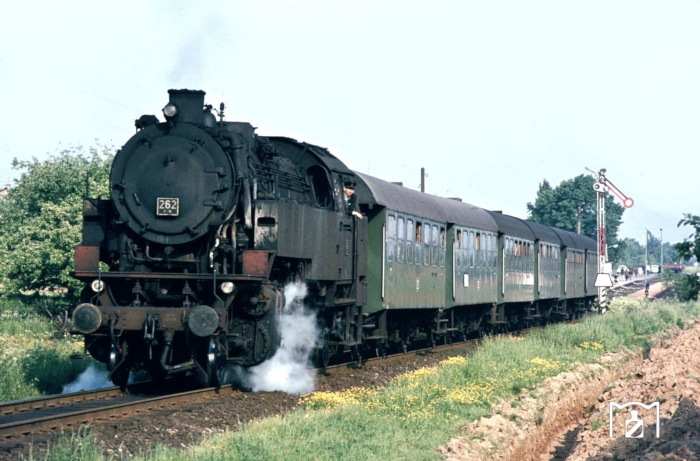 Im abendlichen Berufsverkehr ist die FK 262 mit einem Personenzug nach Königstein bei Niederhofheim-Oberliederbach unterwegs, Mai 1969