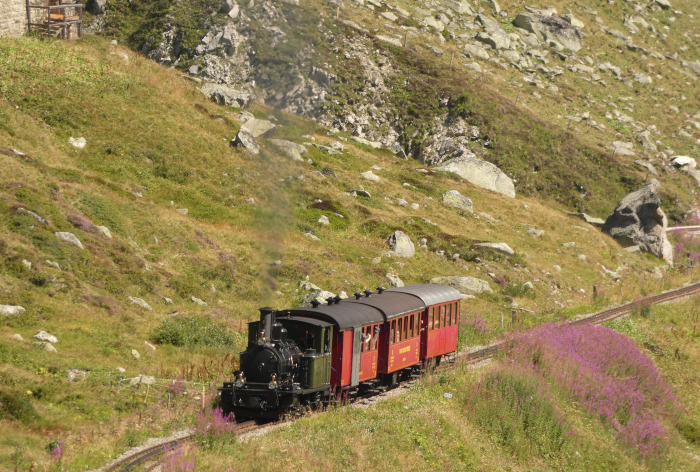 Lok WEISSHORN mit eben diesem Zug Nr.139 (viel) weiter oben: kurz hinter der Sidelenbach-Brücke, nun inzwischen um 12:03h(!) am 13.08.2026