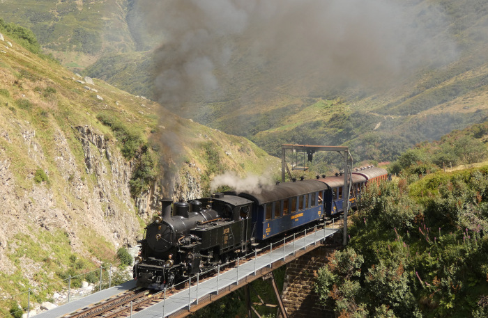 B.F.D.&nbsp;9 mit dem nachmittäglichen Zug Nr.157 Realp&rarr;Oberwald, direkt auf der berühmten Steffenbachbrücke fotografiert, um 14:39h am 14.08.2026