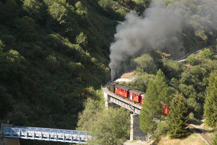 Lok 704 mit Zug 133 Realp&rarr;Oberwald auf der Wilerbrücke, um 10:28h am 15.08.2026