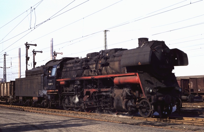 58 3007 vor Güterzug in Glauchau, am 09.03.1977