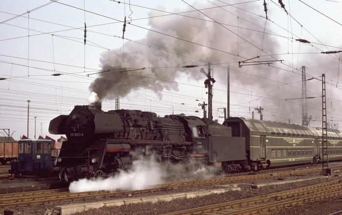 58 3003 mit P 6046 Ausfahrt Glauchau, am 10.03.1977