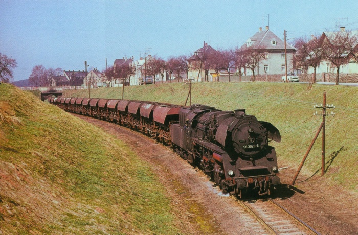 58 3028 mit Güterzug vor Oelsnitz, am 15.04.1979
