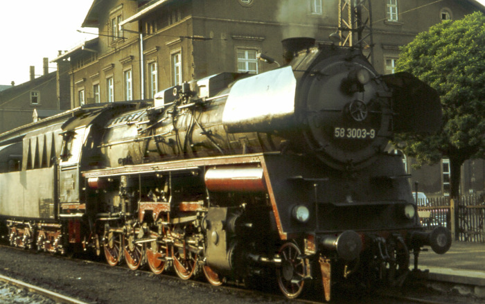 58 3003 vor Personenzug im Bahnhof St.Egidien, am 14.08.1978